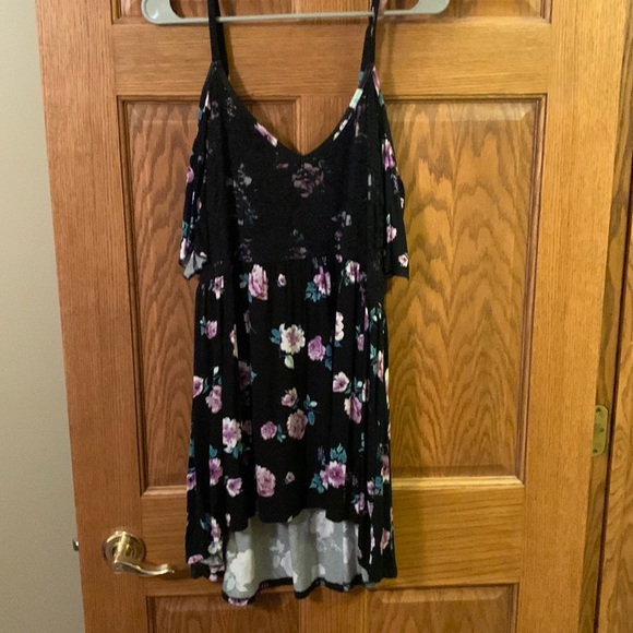 Torrid floral and lace coke shoulder - Picture 1 of 3